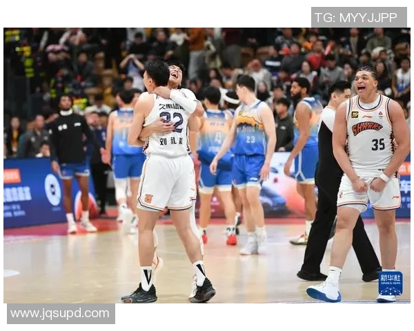 2016年CBA精彩对决上海队迎战青岛队展现篮球魅力与激情碰撞 2016年CBA精彩对决上海队迎战青岛队展现篮球魅力与激情碰撞