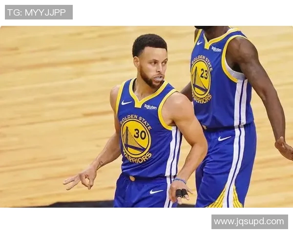 2015年勇士对阵太阳库里狂砍41分展现超级巨星风采